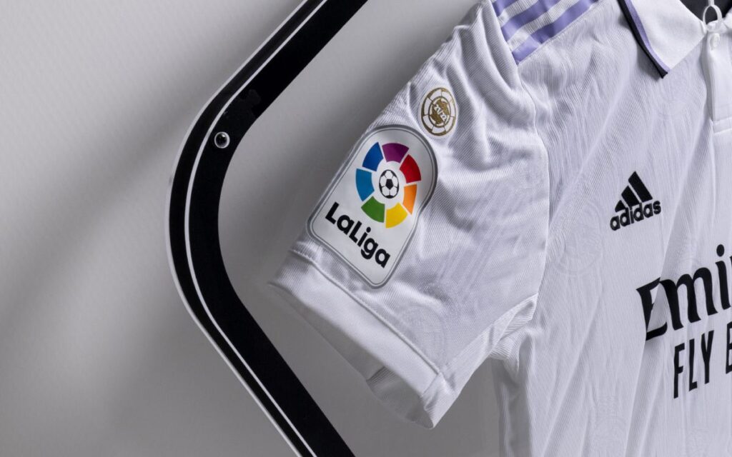 expositor de camisetas